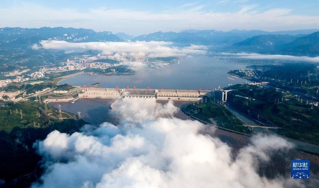长江三峡水利枢纽工程开启泄洪深孔泄洪（2020年8月19日摄，无人机照片）。