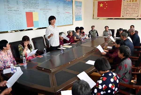 河北省大厂回族自治县威武屯村党支部书记马冲为村党员进行“两学一做”专题授课(2016年5月11日摄)。新华社记者 李晓果 摄