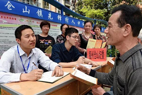 福建省福州市仓山区纪检干部在仓山镇先锋村受理群众信访(2016年4月28日摄)。新华社记者 张国俊 摄